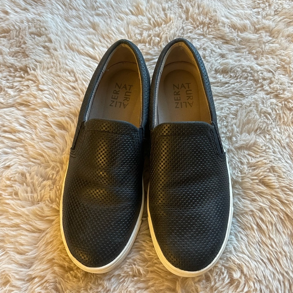 AUTHENTIC sz 6 Naturalizer Leather Slip Ons